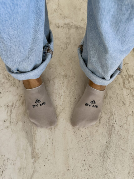 Mikrostopki By Me – beżowe z czarnym logo
